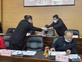 说明: 1.4校党委书记杨金焱同志为讲师团班子成员和中层干部颁发聘书2