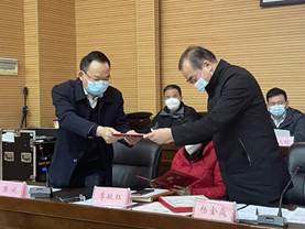 说明: 1.4校党委书记杨金焱同志为讲师团班子成员和中层干部颁发聘书