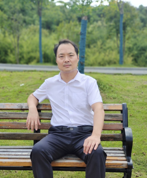 咸宁职业教育（集团）学校名师风采 │ 王际清：丹青绘梦 执笔育人