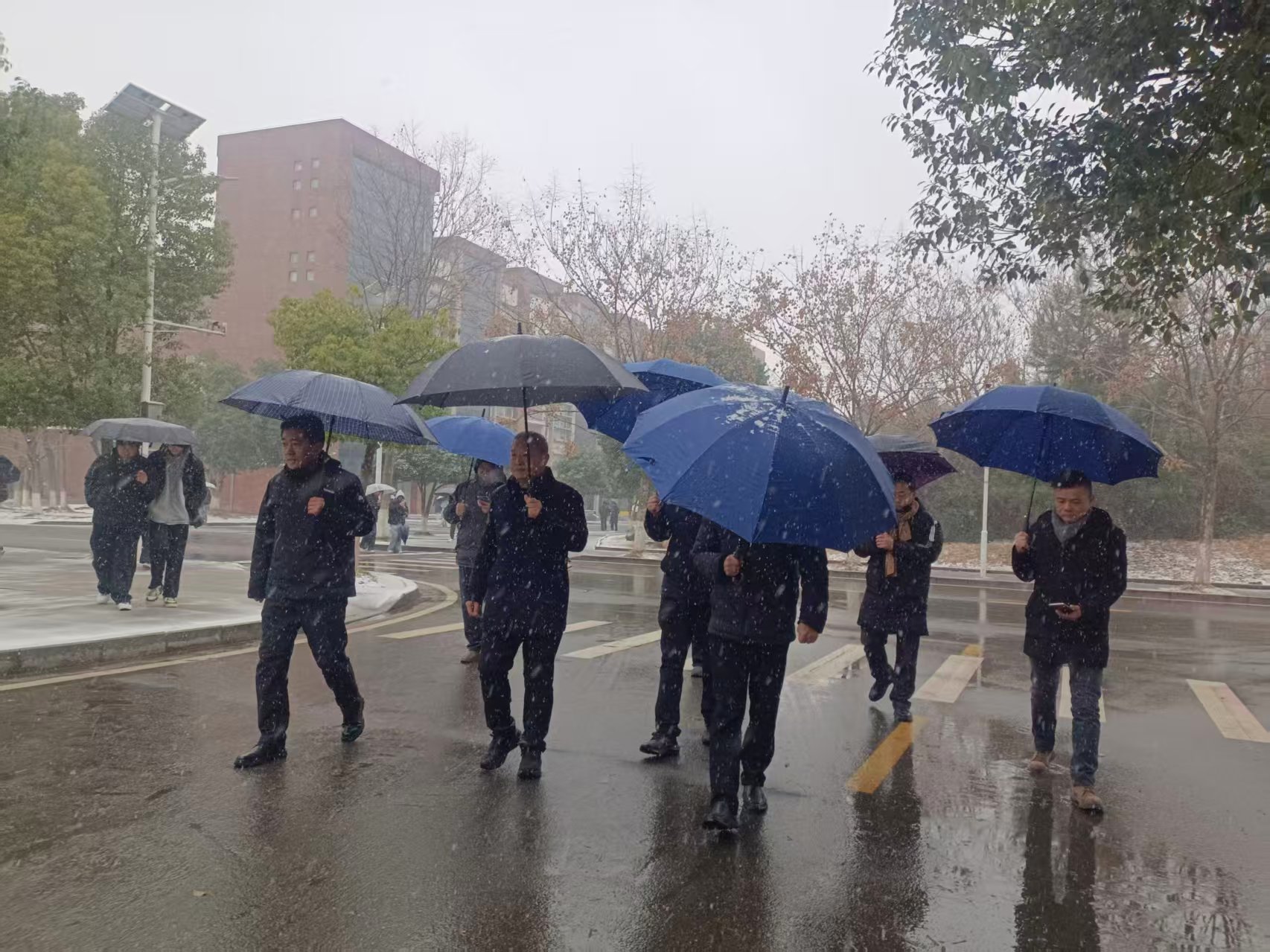 风雪中的暖心守护  ——校领导带队查隐患，齐心协力保平安