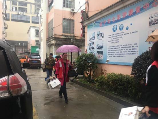 说明: E:\网盘\腾讯微云\云同步\党支部文件\20190306\学雷锋参加义工\文章使用相片\QQ图片20190308091111.jpg