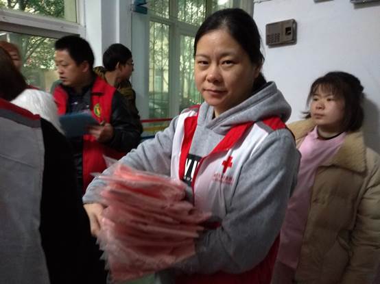 说明: E:\网盘\腾讯微云\云同步\党支部文件\20190306\学雷锋参加义工\文章使用相片\IMG_20190305_094547.jpg