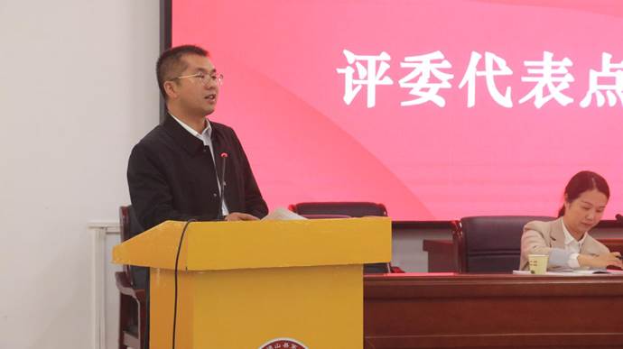 说明: 汪旺军作为评委代表进行优质课点评